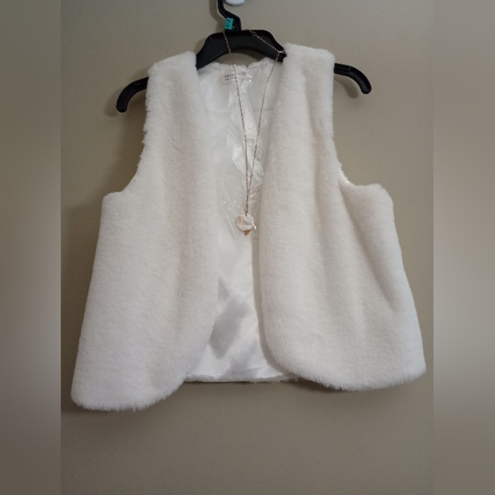 NWT Knit Works Off White Color Faux Fur Vest with Necklace Size Large 14